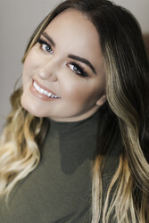 Anna Todd photo