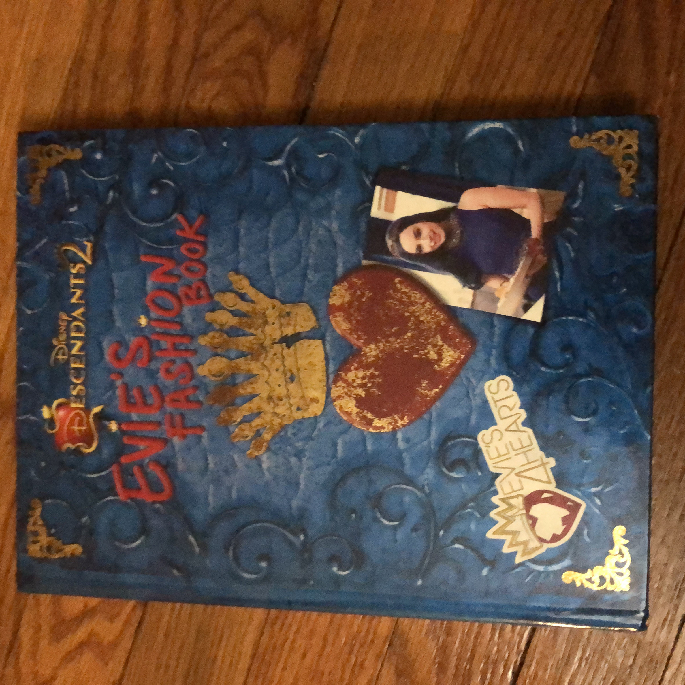 Descendants 2 Evie's Fashion Book