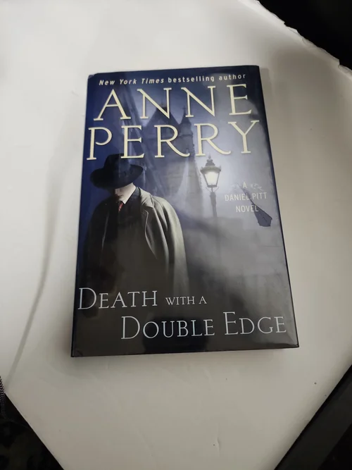 Death with a Double Edge (Daniel Pitt Mystery 4)