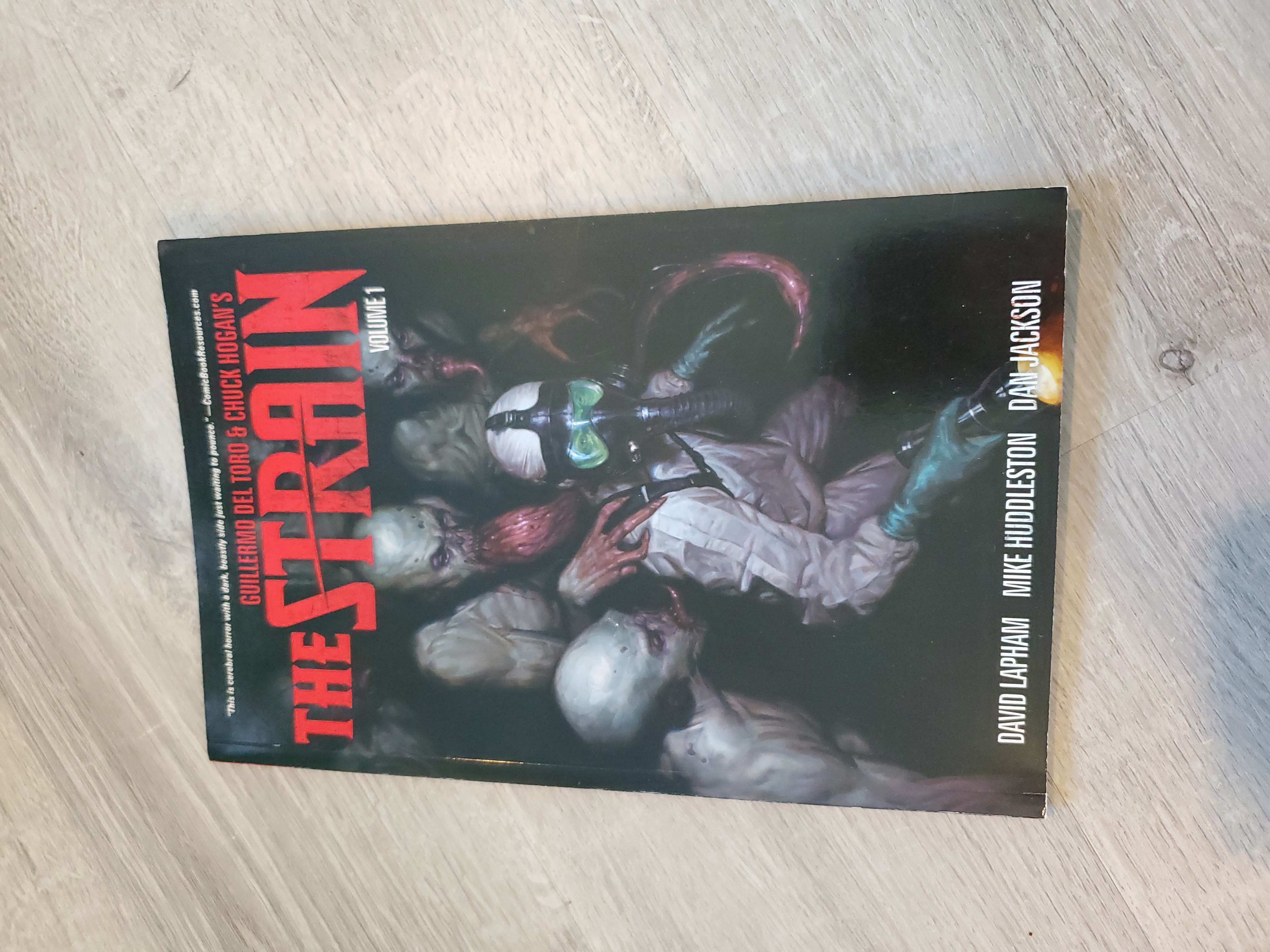 The Strain Volume 1