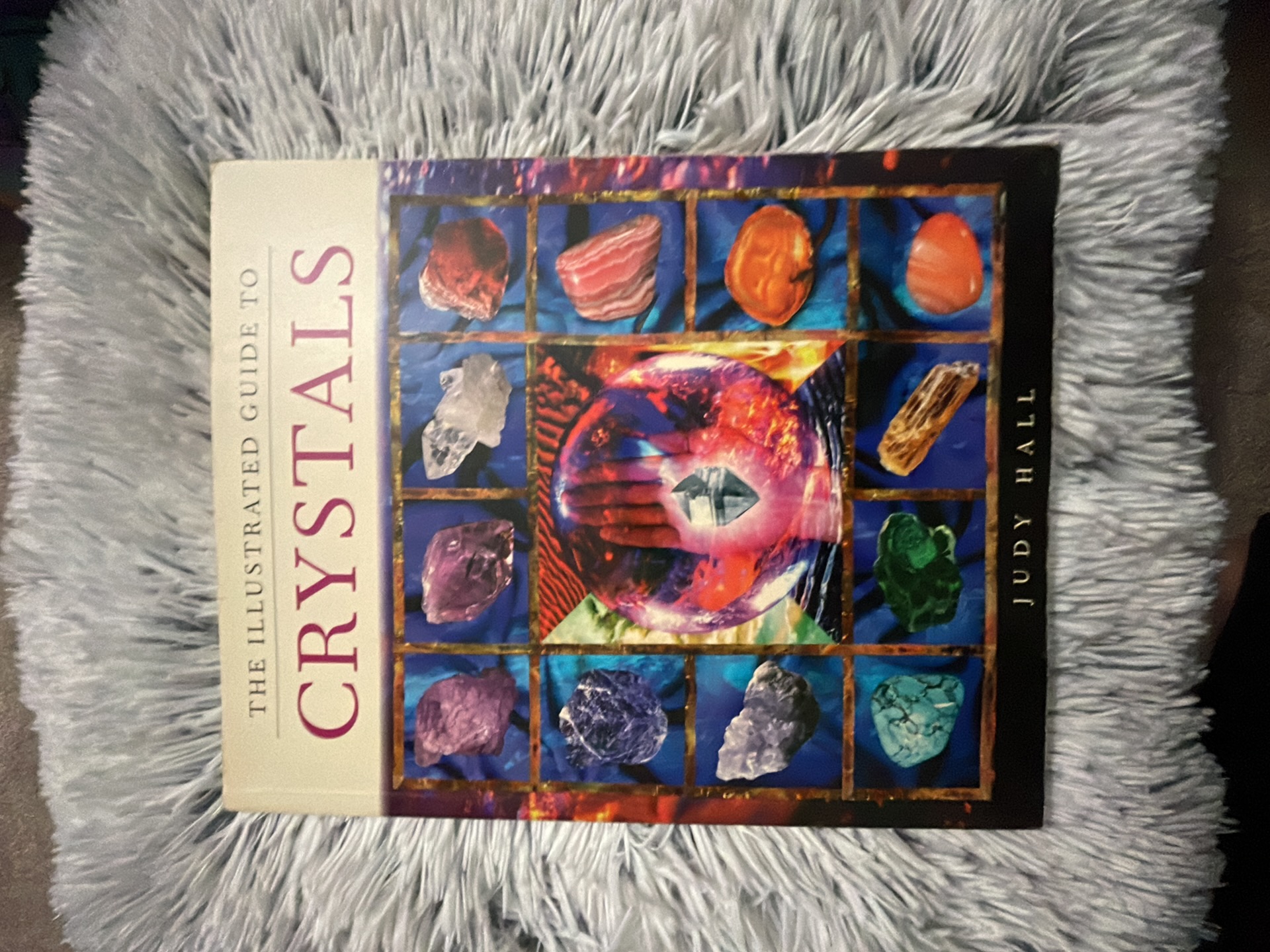 The Illustrated Guide to Crystals