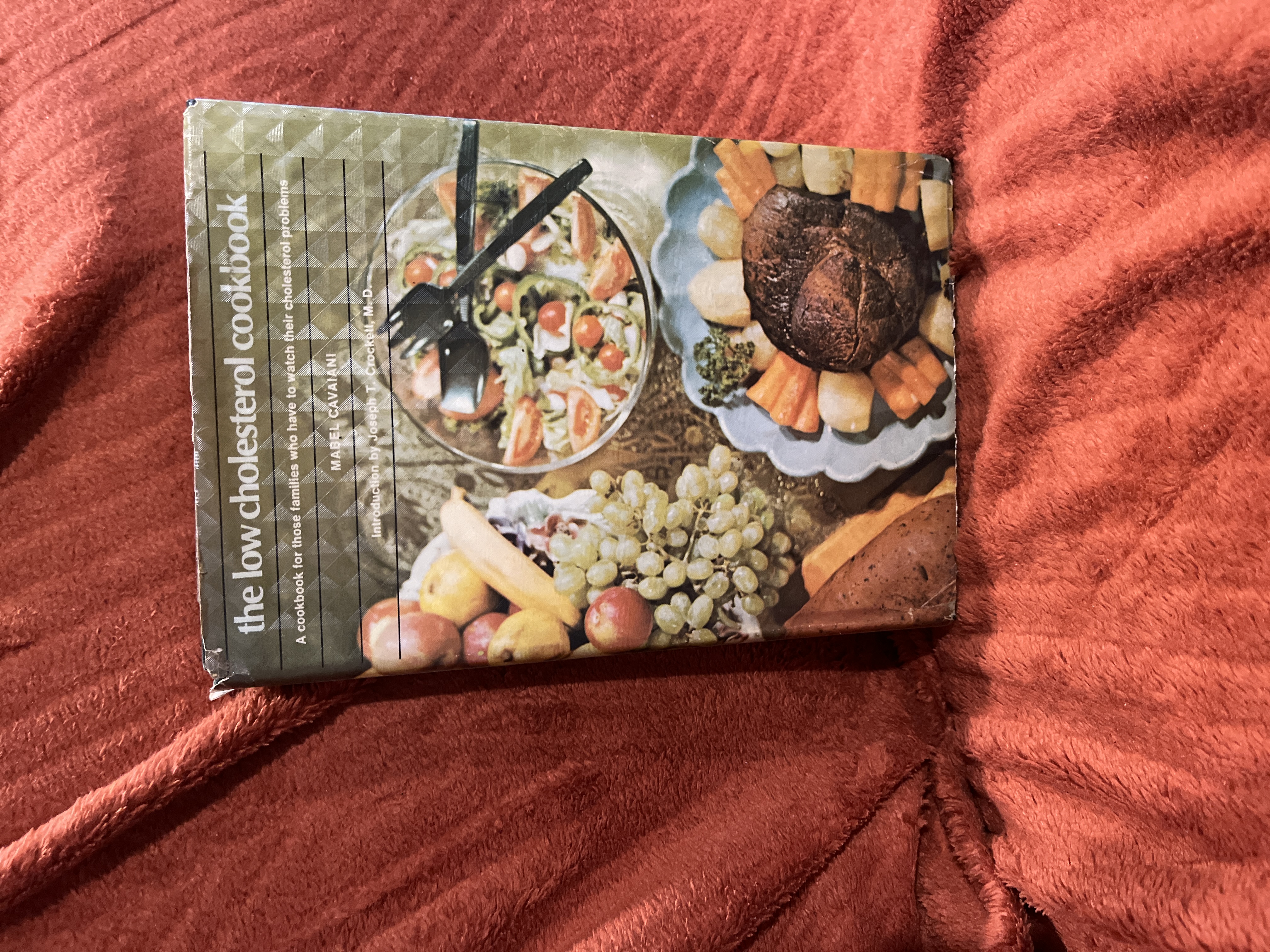 The low cholesterol cookbook ( copyright 1972 )