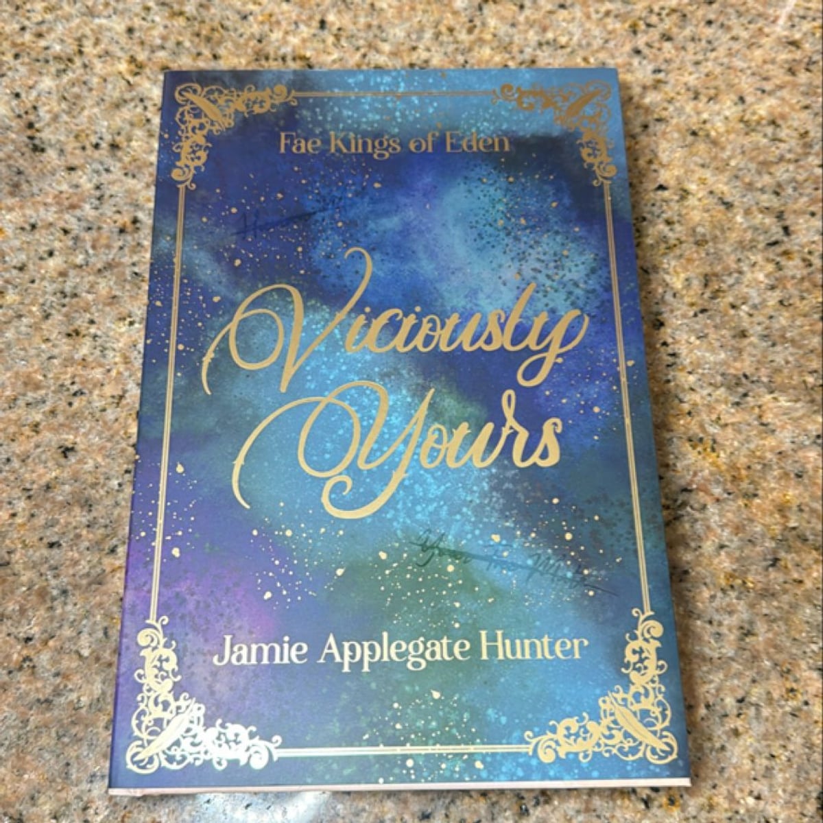 Viciously Yours, Signed by Jamie Applegate Hunter, Hardcover | Pangobooks