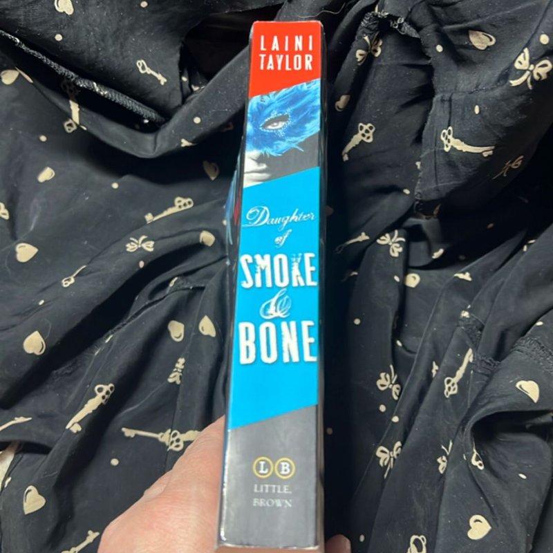 The Daughter of Smoke & Bone Trilogy Paperback Gift Set