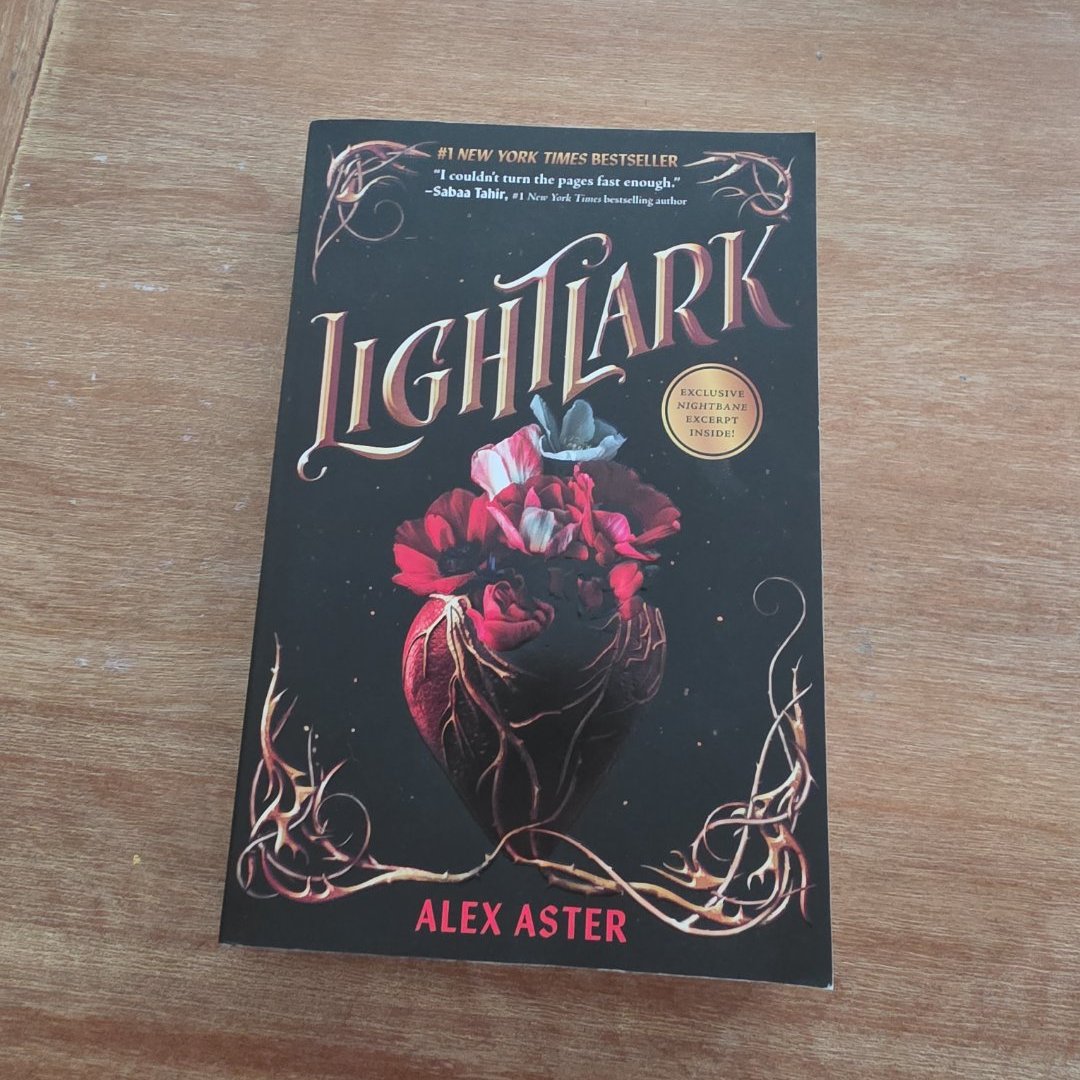 Lightlark (the Lightlark Saga Book 1)