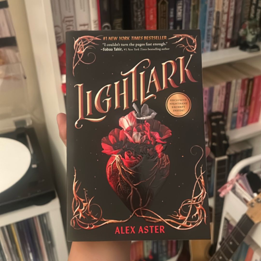 Lightlark (the Lightlark Saga Book 1)