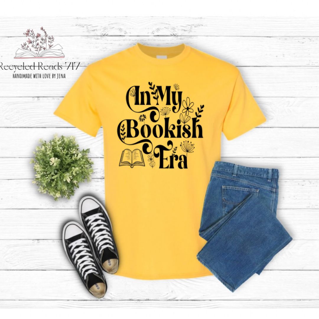 In my bookish era tee 💛
