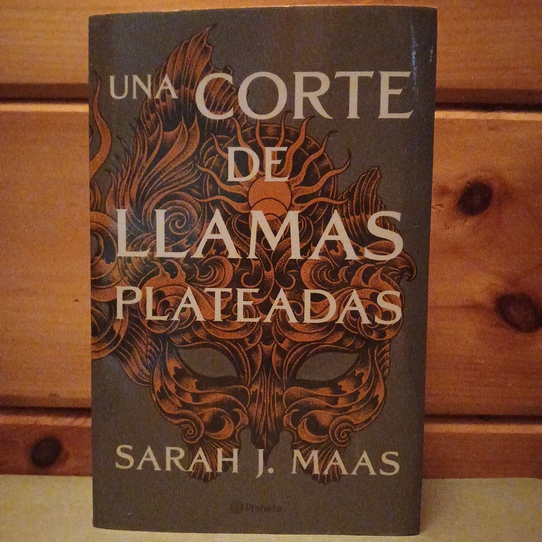 Una Corte de Llamas Plateadas (una Corte de Rosas y Espinas 5) / a Court of Silver Flames (a Court of Thorns and Roses ACOTAR 5)