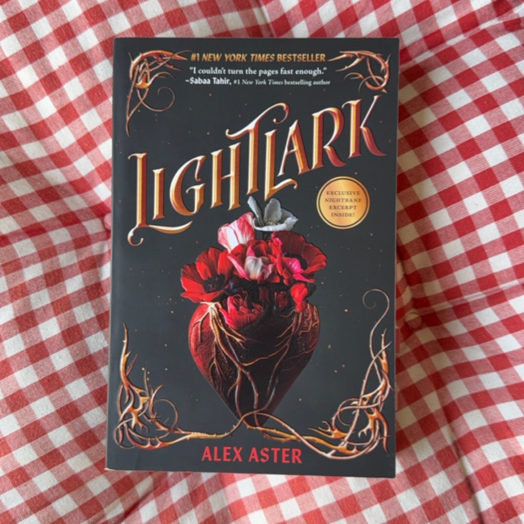 Lightlark (the Lightlark Saga Book 1)