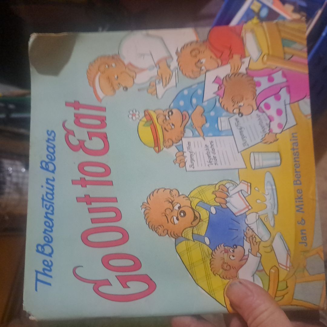 The Berenstain Bears Go Out to Eat
