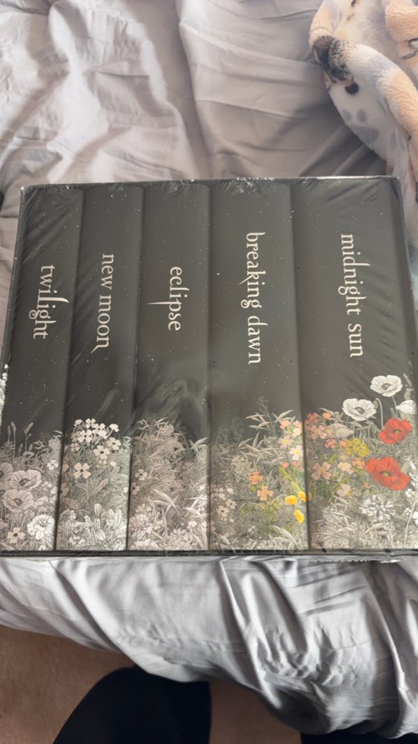 The Twilight Saga Deluxe Hardcover Collection