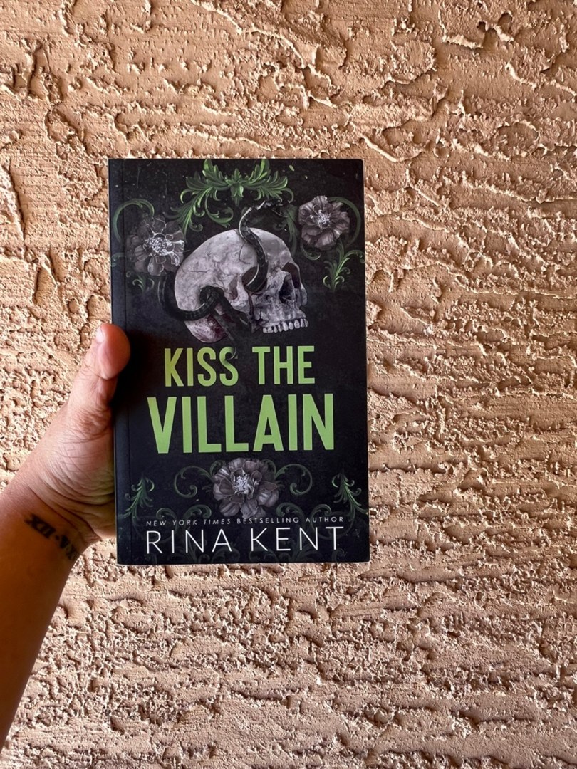 Kiss the Villain (Deluxe Edition)