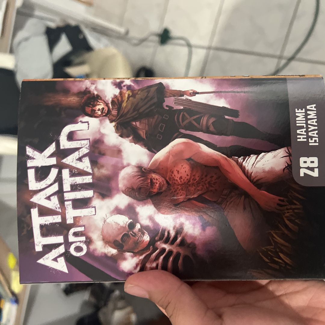 Attack on Titan: Colossal Edition 6