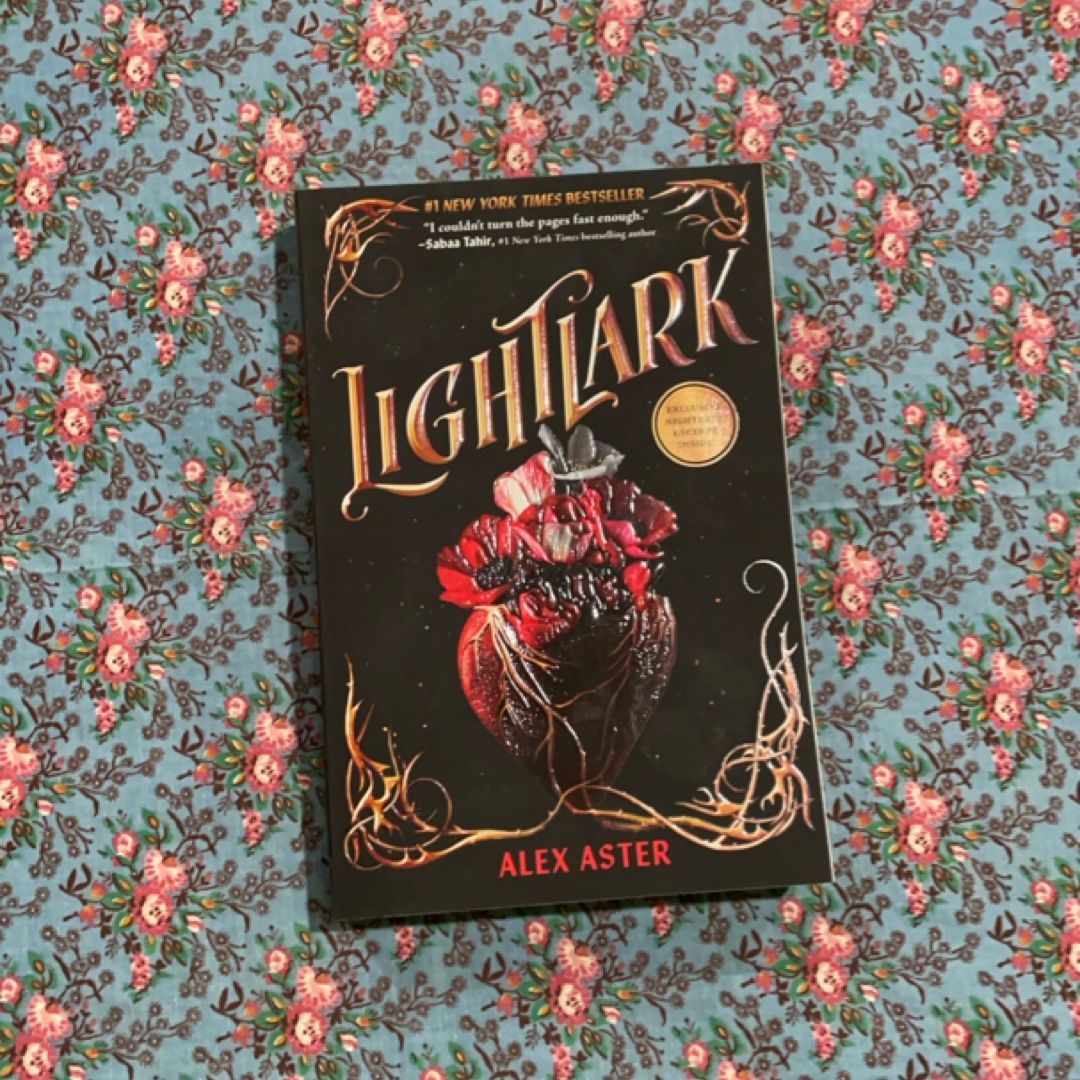 Lightlark (the Lightlark Saga Book 1)