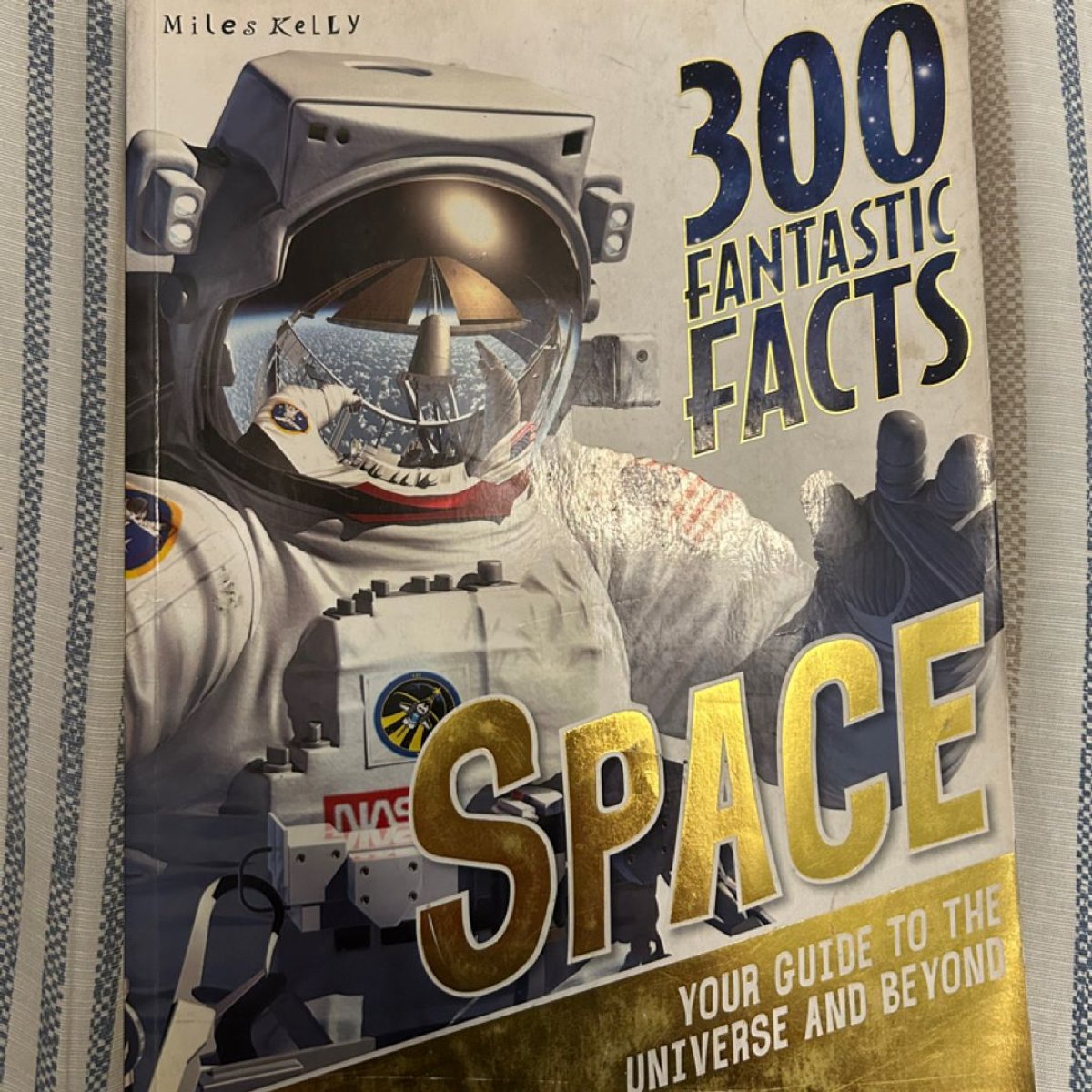 300 Fantastic Facts Space by Miles Kelly