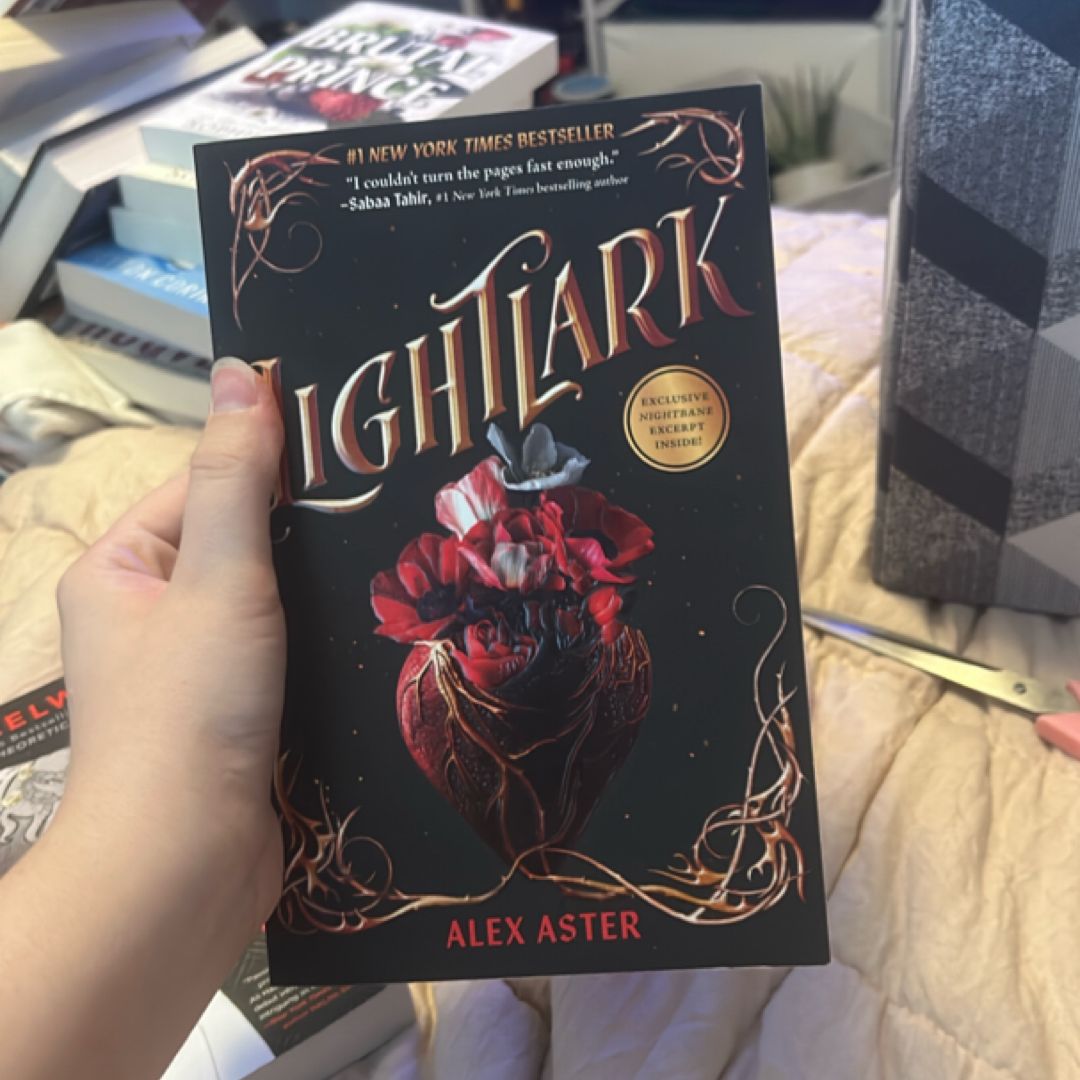 Lightlark (the Lightlark Saga Book 1)