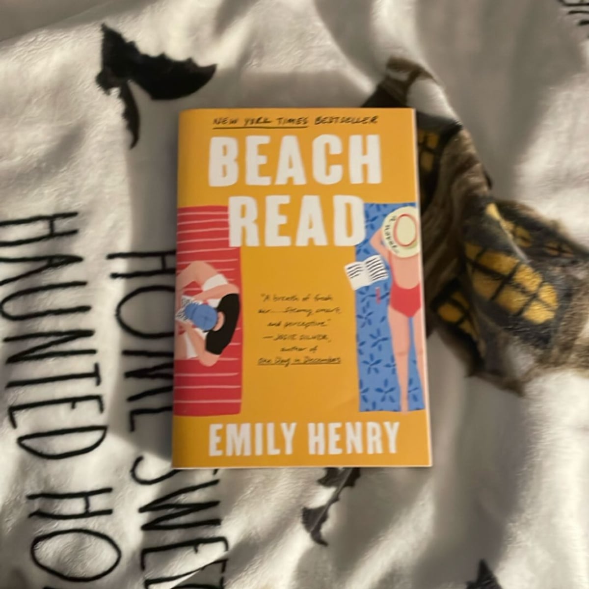 Beach Read by Emily Henry, Paperback | Pangobooks