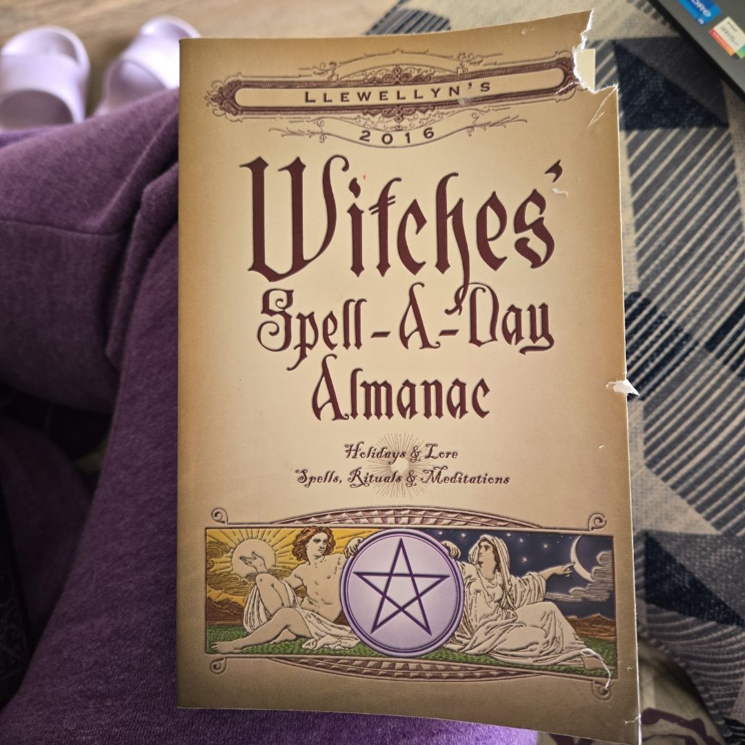 Llewellyn's 2016 Witches' Spell-A-Day Almanac