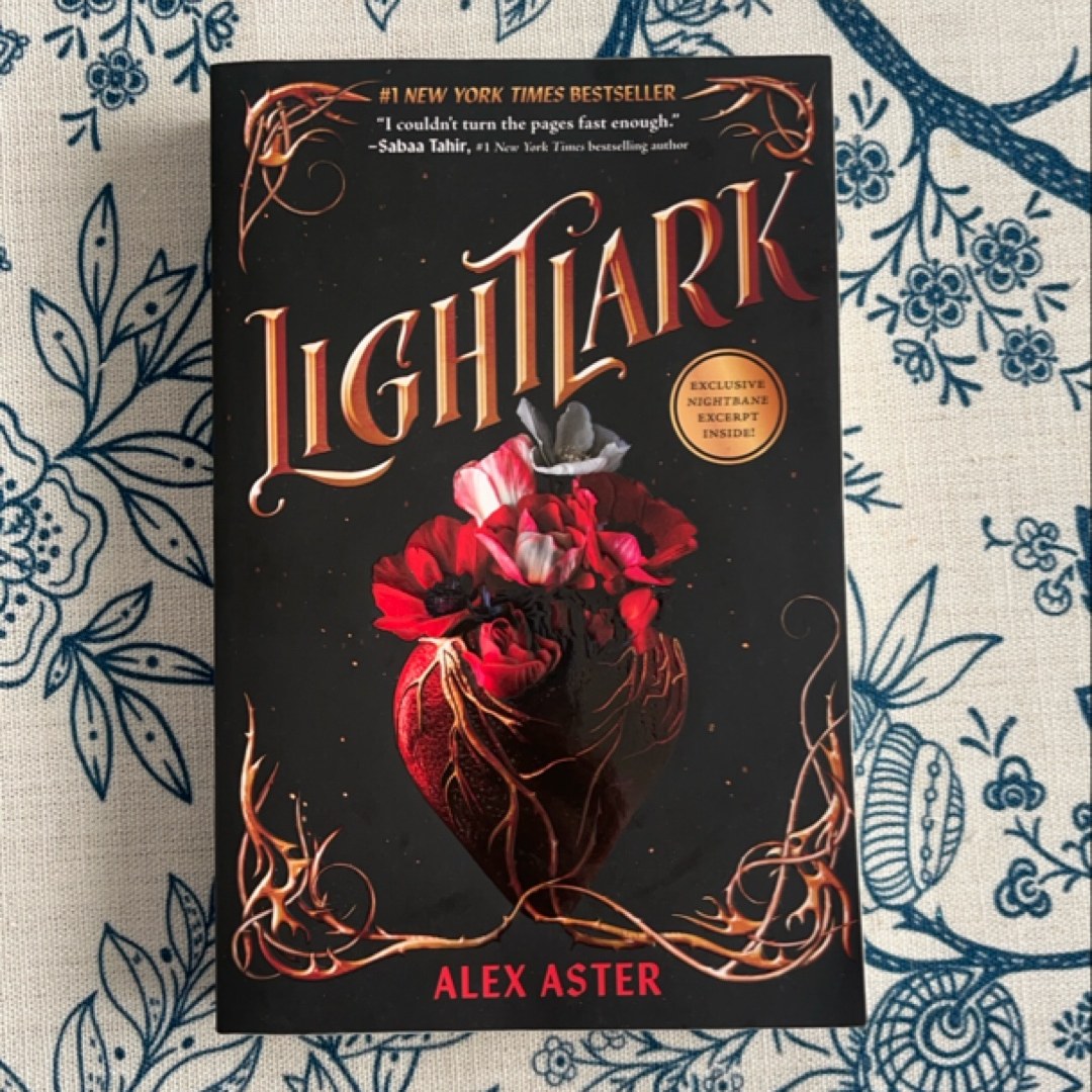Lightlark (the Lightlark Saga Book 1)