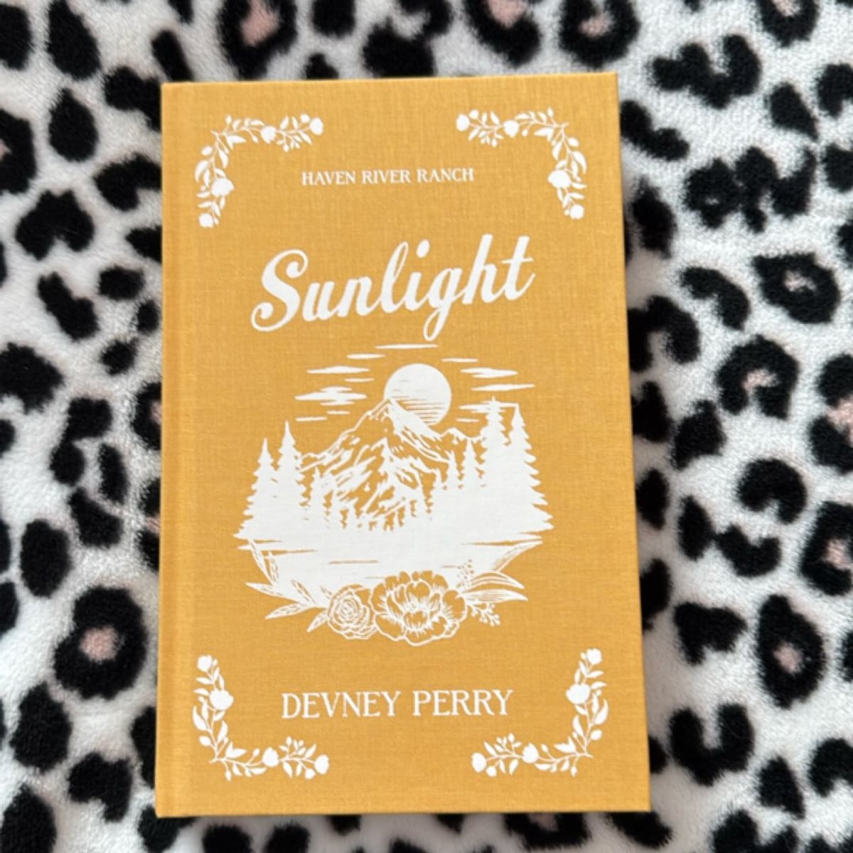 Sunlight by Devney Perry, Hardcover | Pangobooks