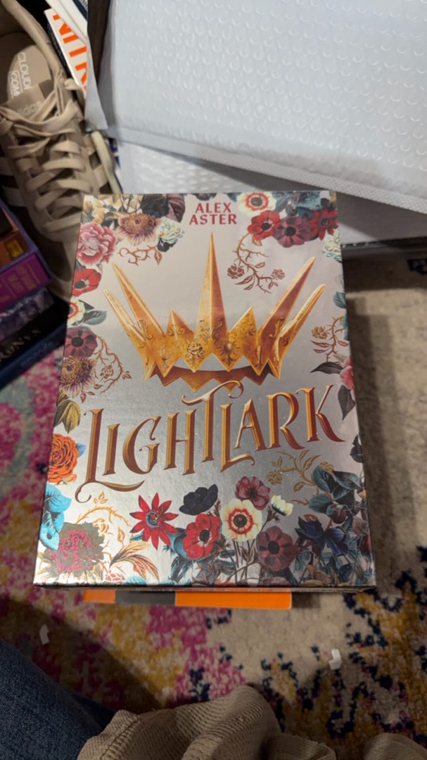 Lightlark (the Lightlark Saga Book 1)