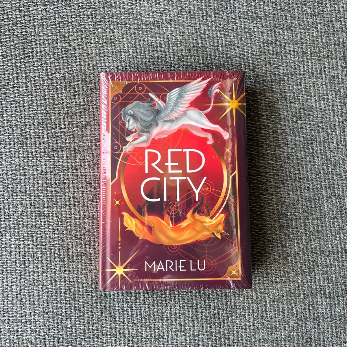 洋書 Red City, Owlcrate edition Red City (signed Owlcrate edition) by Marie Lu, Hardcover | Pangobooks