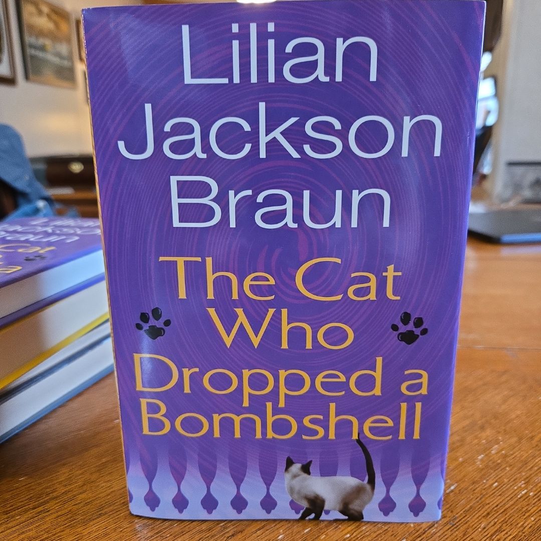 The Cat who Dropped a Bombshell, large print 