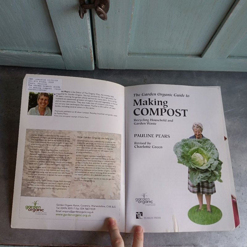 Garden Organic Guide to Compost by P. Pears