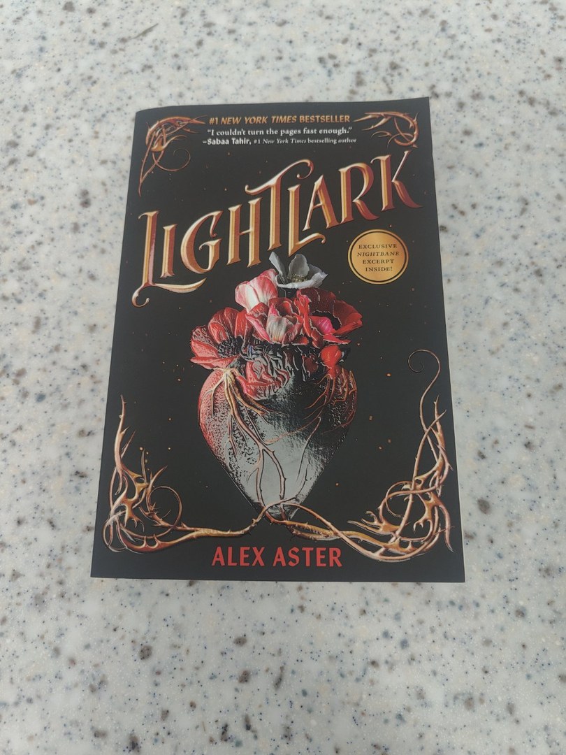 Lightlark (the Lightlark Saga Book 1)
