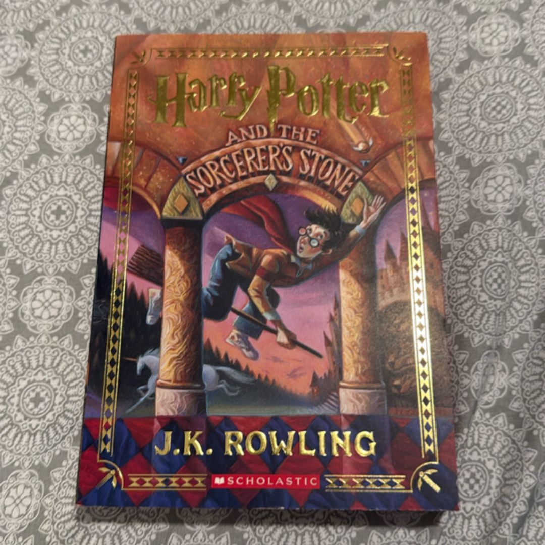 Harry Potter and the Sorcerer's Stone (Stenciled Edges) (Harry Potter, Book 1)