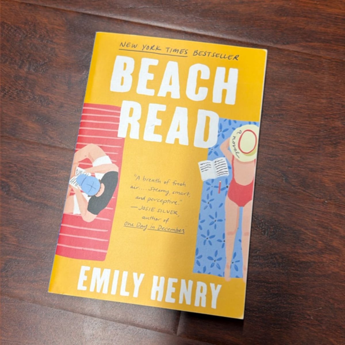 Beach Read by Emily Henry, Paperback | Pangobooks