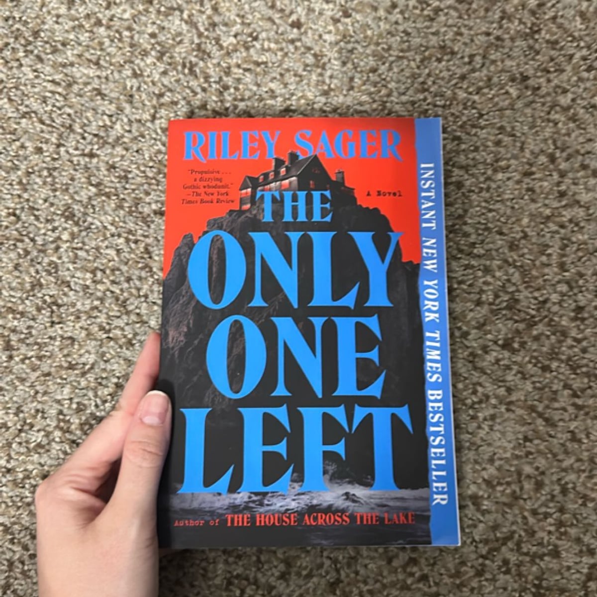 The Only One Left by Riley Sager, Paperback | Pangobooks