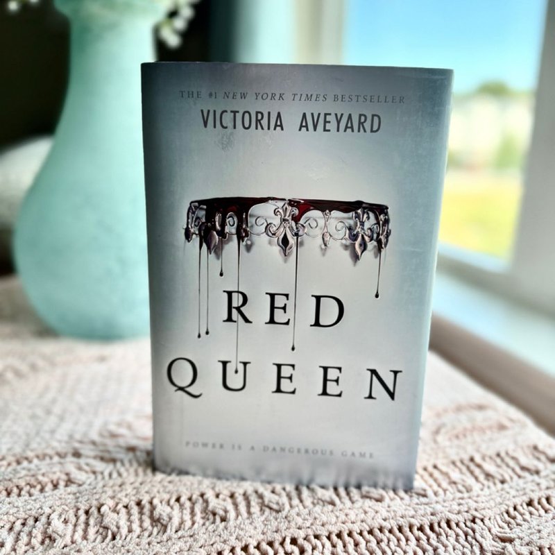 Red Queen by Victoria Aveyard, Hardcover | Pangobooks