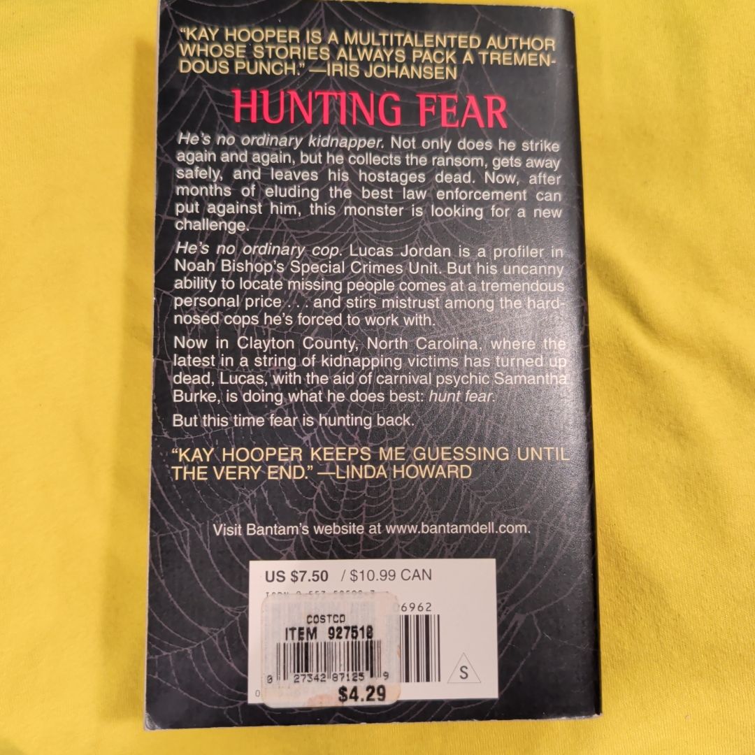 Hunting Fear by Kay Hooper, Paperback | Pangobooks