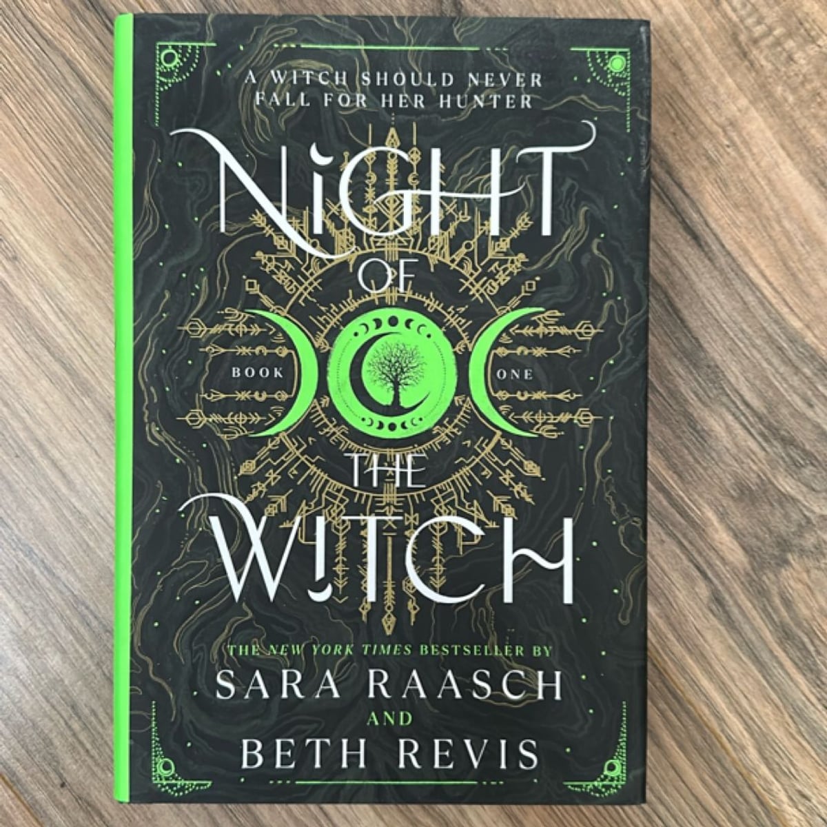 Night of the Witch by Sara Raasch; Beth Revis, Hardcover | Pangobooks