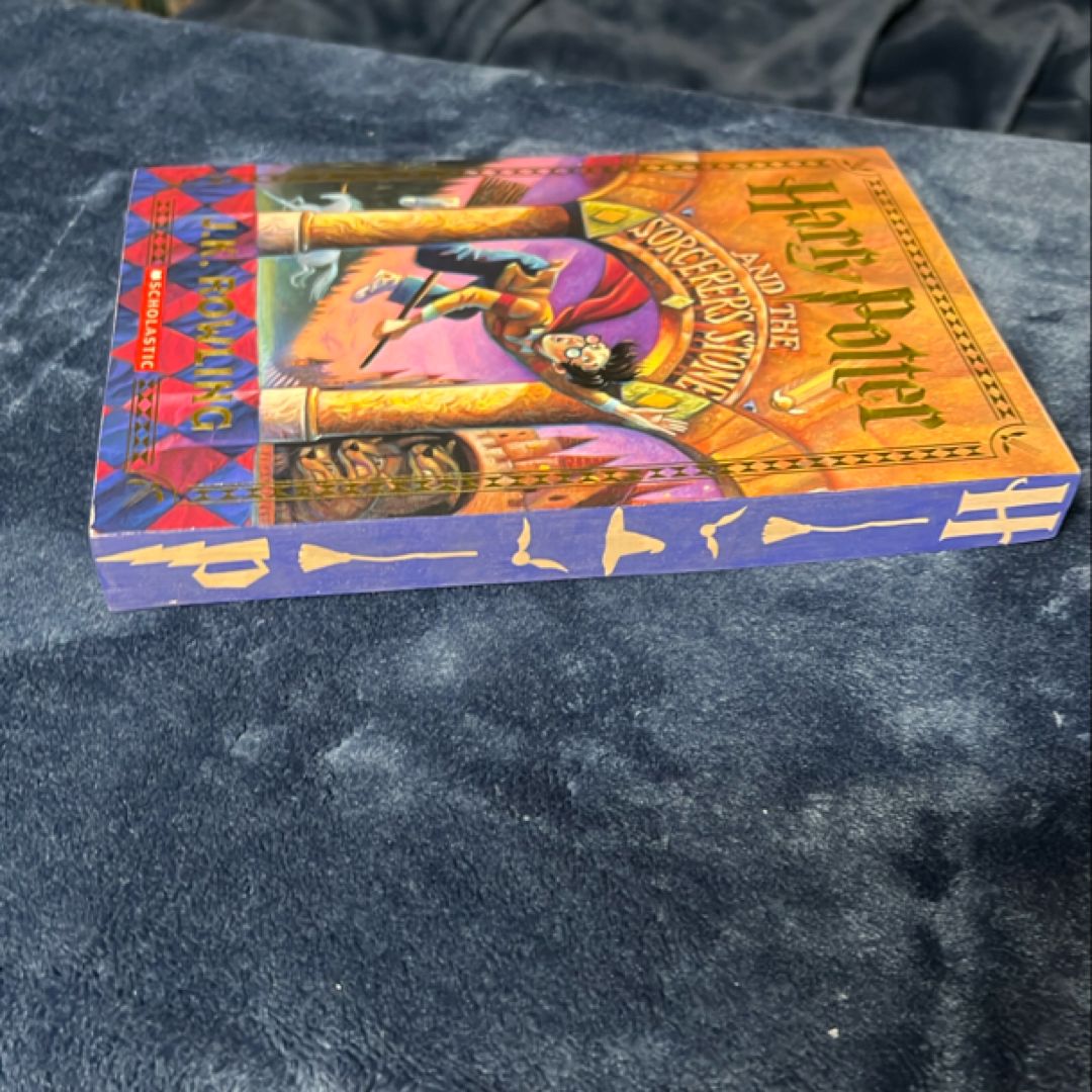 NEW SPRAYED EDGES Harry Potter and the Sorcerer's Stone (Harry Potter, Book 1)