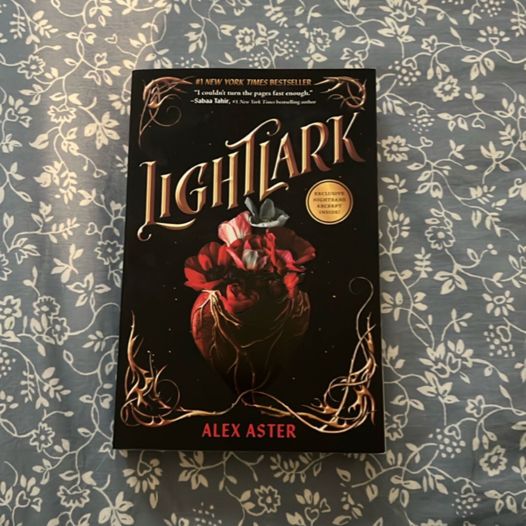 Lightlark (the Lightlark Saga Book 1)