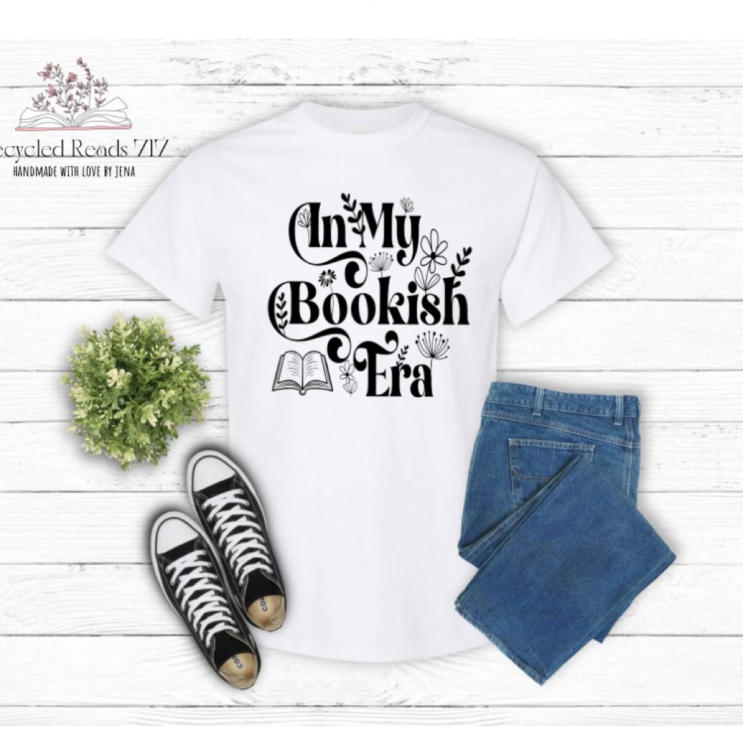 In my bookish era tee 🤍