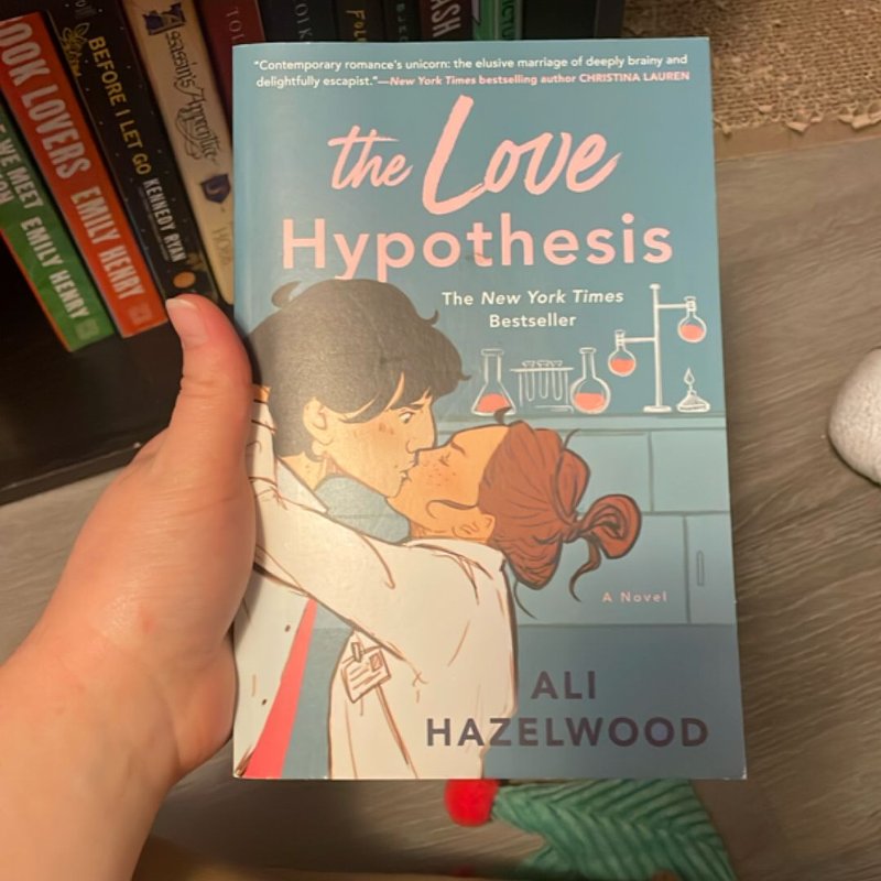 The Love Hypothesis by Ali Hazelwood, Paperback Pangobooks