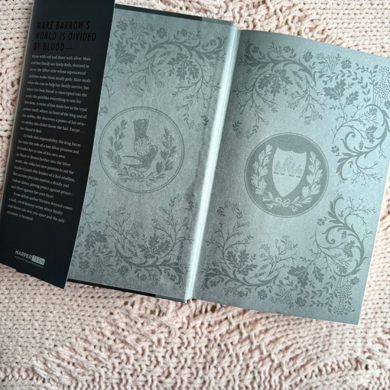 Red Queen by Victoria Aveyard, Hardcover | Pangobooks