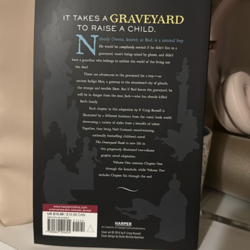 The Graveyard Book Graphic Novel: Volume 1