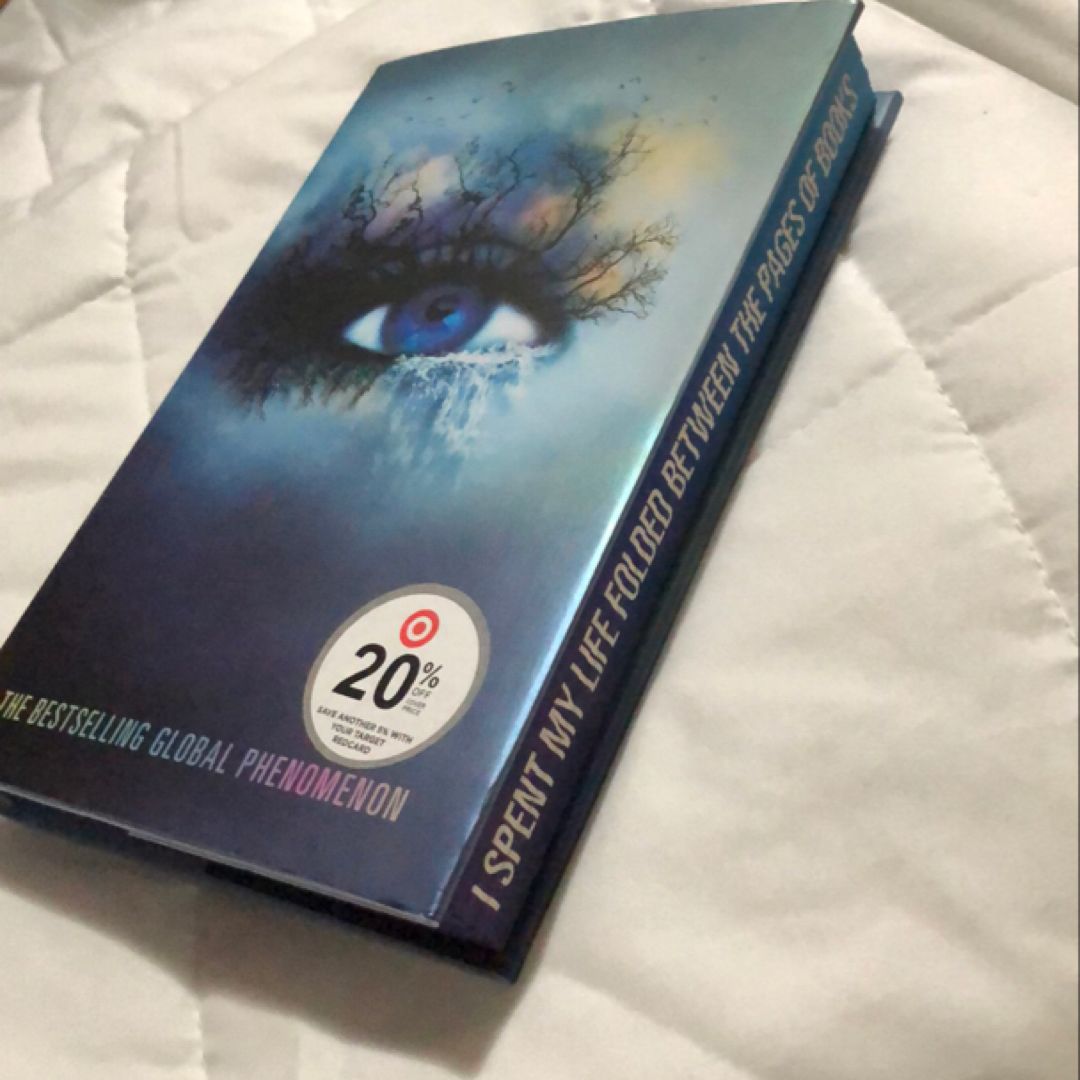 Shatter Me Collector's Deluxe Limited Edition