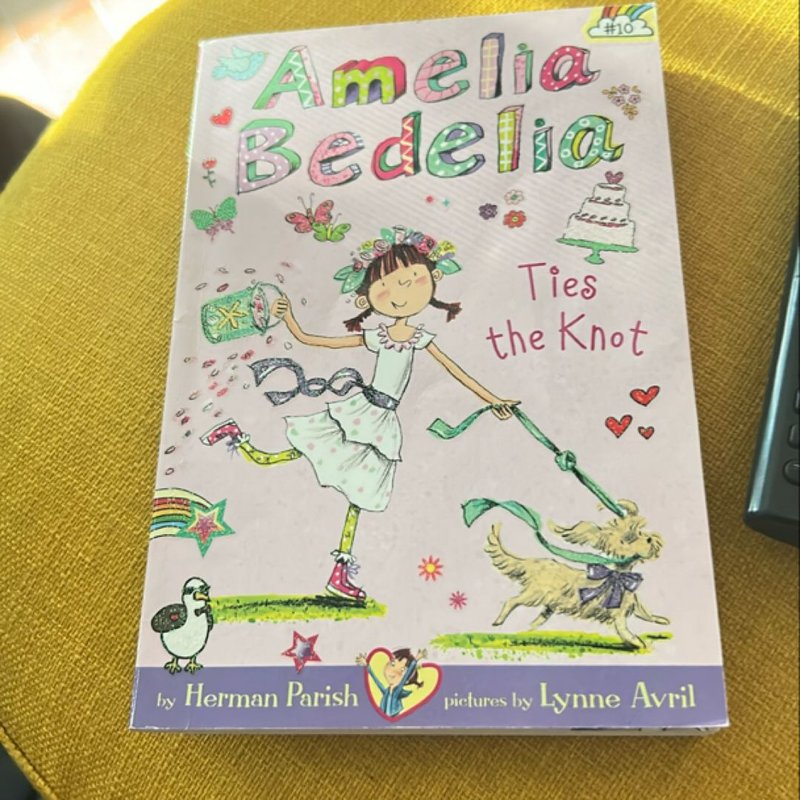 Amelia Bedelia Chapter Book #10: Amelia Bedelia Ties the Knot