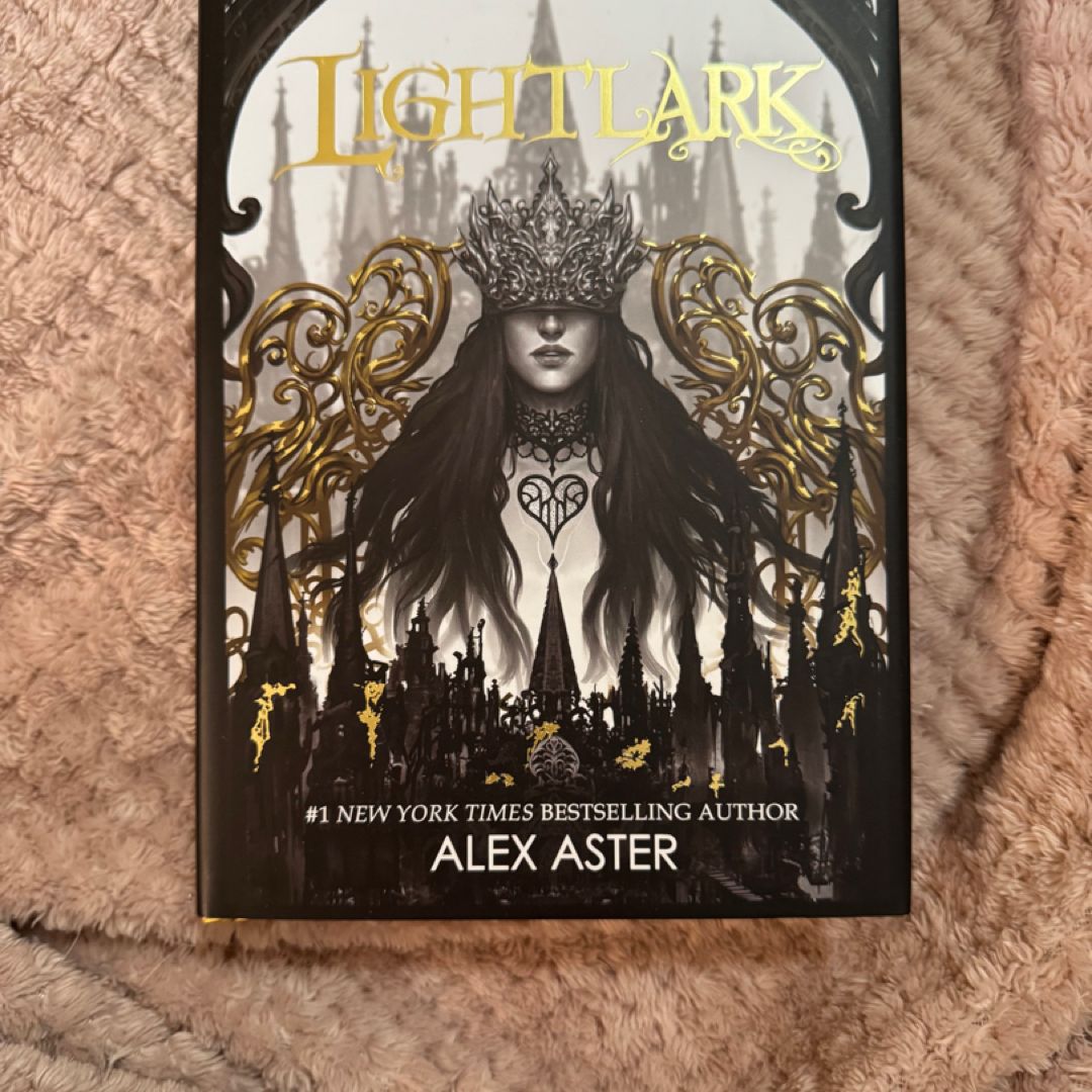 Lightlark: Collector's Edition (the Lightlark Saga Book 1)