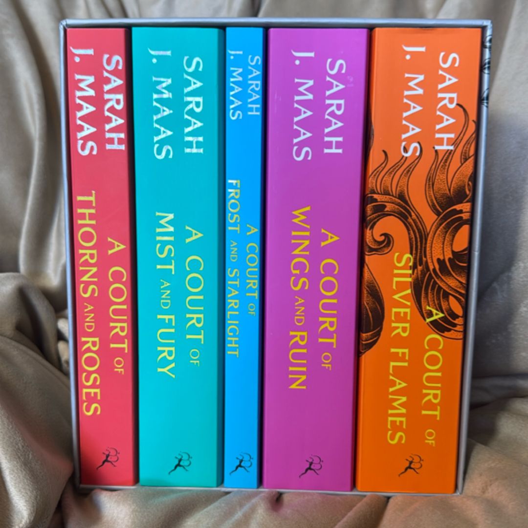 A court of thorns and roses set by Sarah J. Maas, Paperback