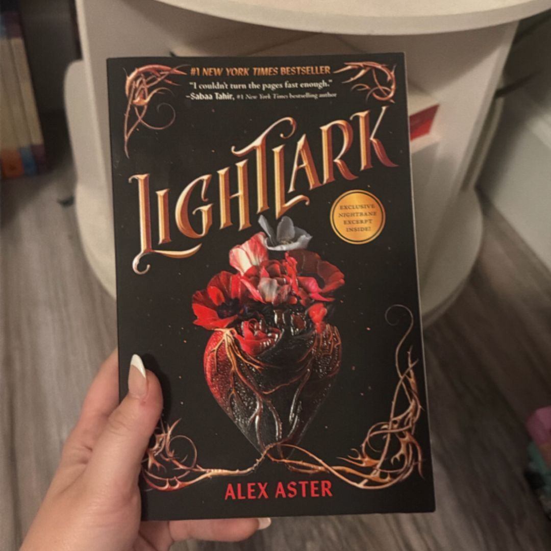 Lightlark (the Lightlark Saga Book 1)
