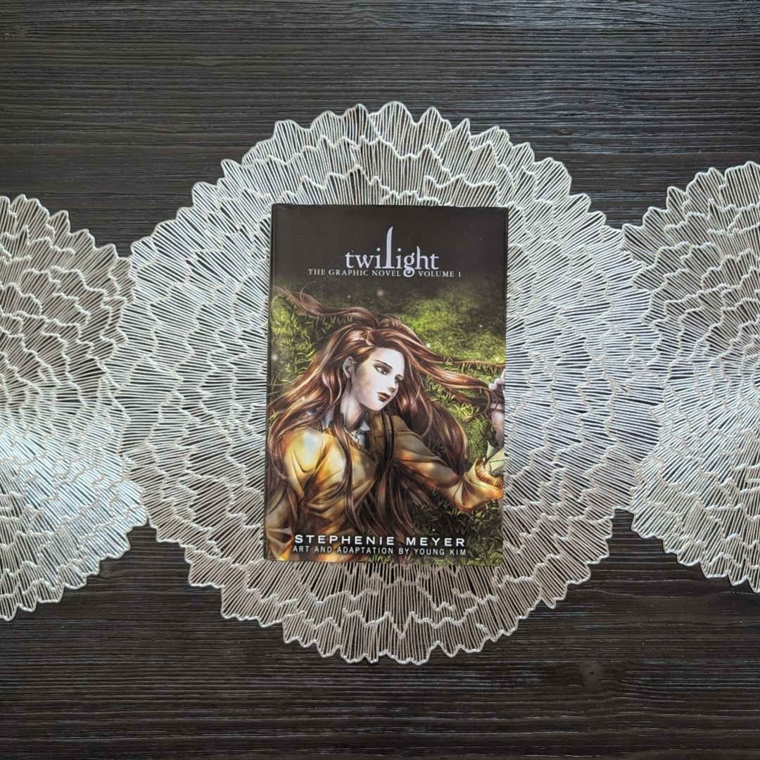 Twilight: the Graphic Novel, Vol. 1