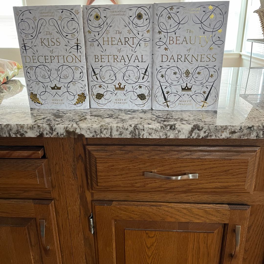 The Remnant Chronicles FairyLoot Exclusive Signed Editions
