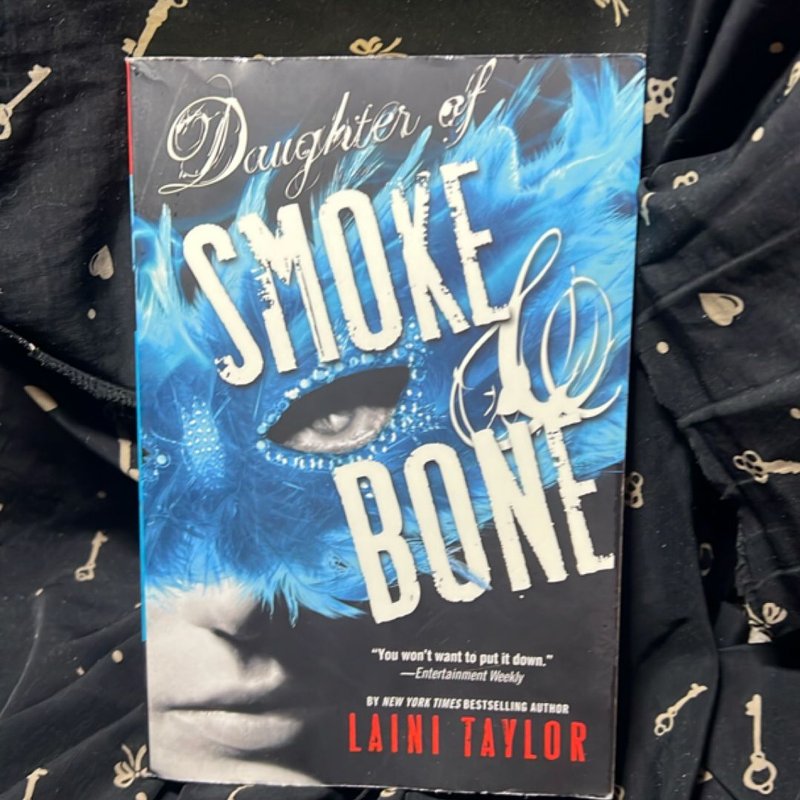 The Daughter of Smoke & Bone Trilogy Paperback Gift Set