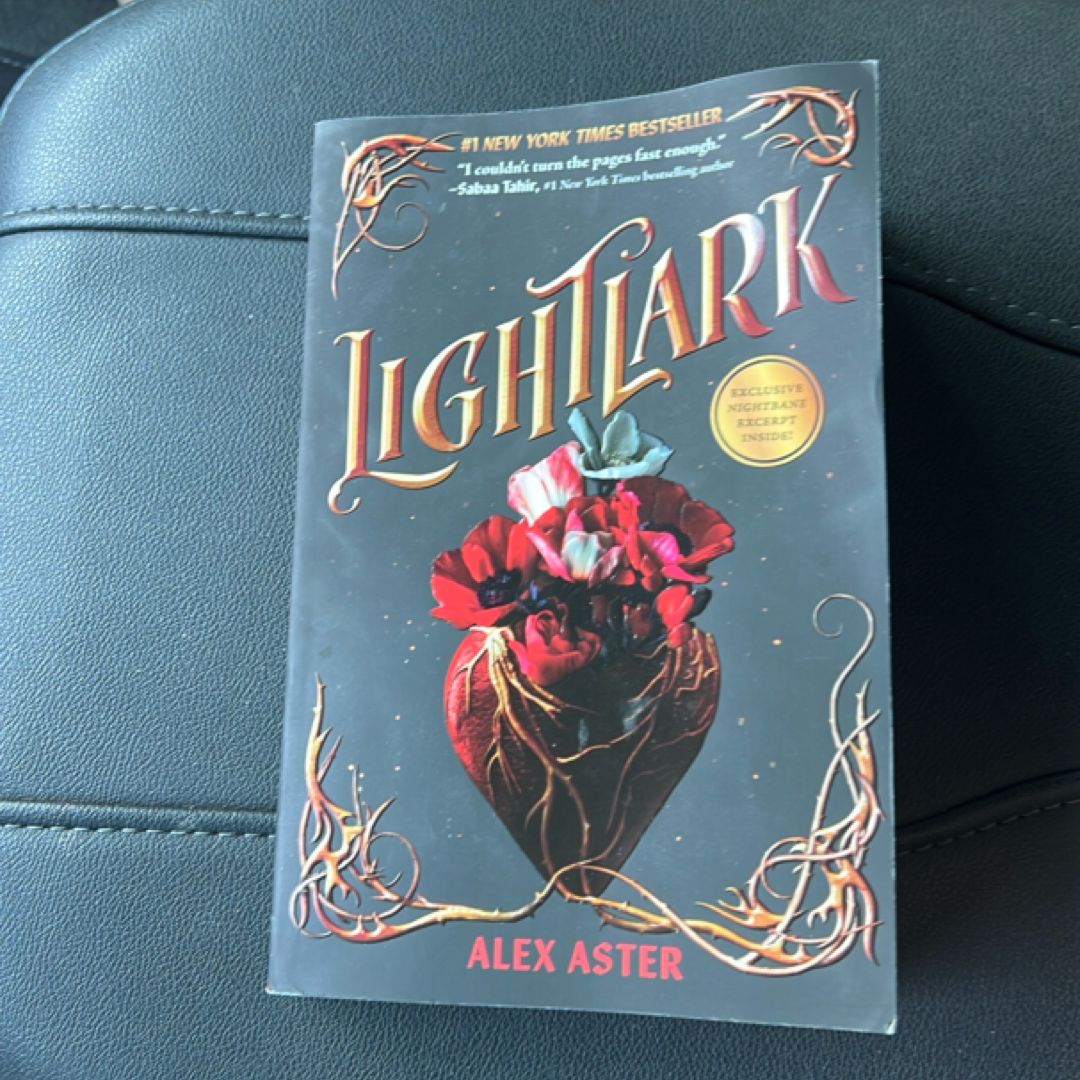 Lightlark (the Lightlark Saga Book 1)